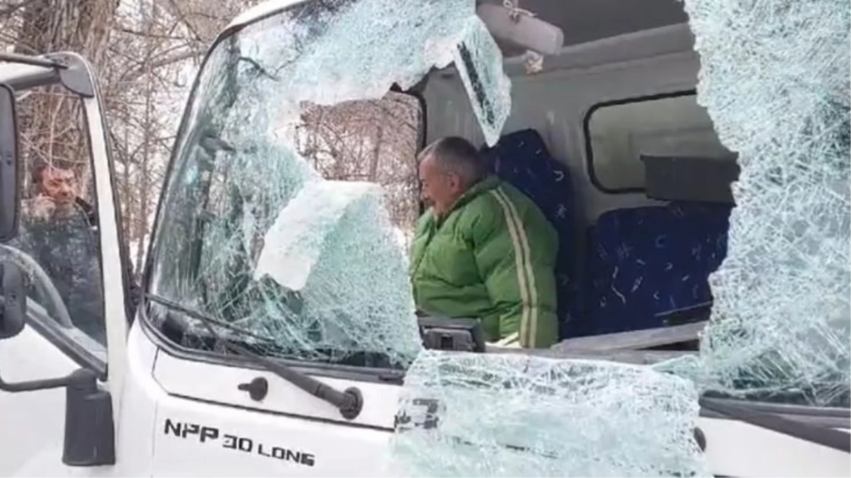 Dağdan kopan kaya parçası kamyonetin ön camından girdi! Sürücü hayatını kaybetti