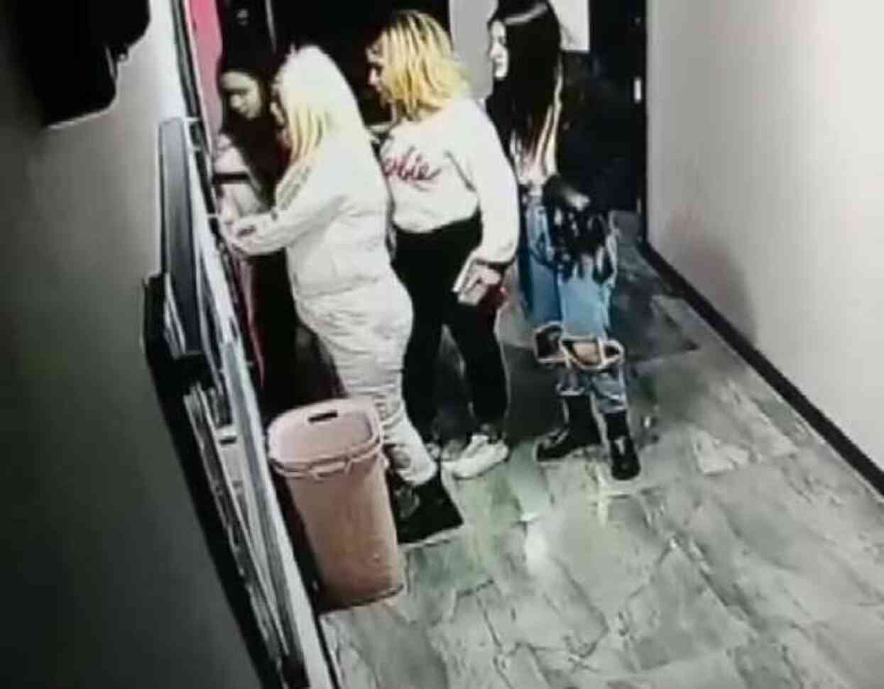 Diyarbakır'da Fuhuş Çetesine Operasyon: Kadının Erkeğe Ateş Ettiği An Kamerada Diyarbakır'da Fuhuş Çetesine Operasyon: Kadının Erkeğe Ateş Ettiği An Kamerada
