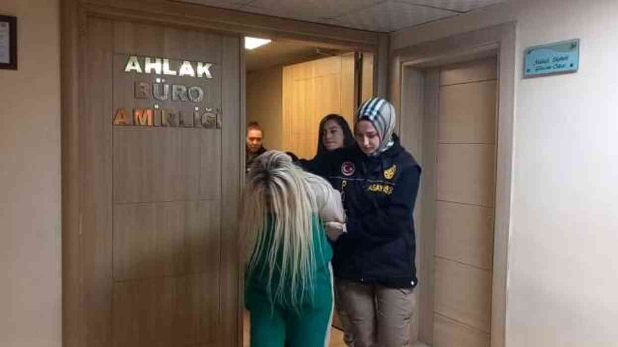 Diyarbakır'da Fuhuş Çetesine Operasyon: Kadının Erkeğe Ateş Ettiği An Kamerada Diyarbakır'da Fuhuş Çetesine Operasyon: Kadının Erkeğe Ateş Ettiği An Kamerada