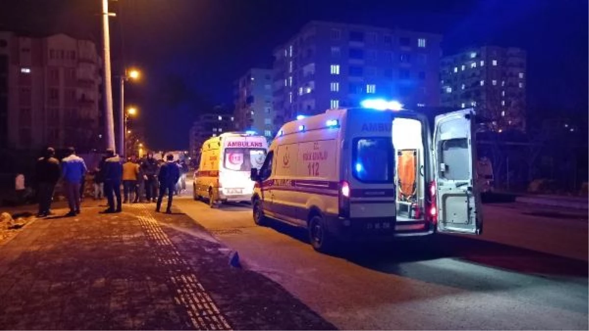 Diyarbakır\'da otomobil kaldırıma çıktı, 6 kişi yaralandı