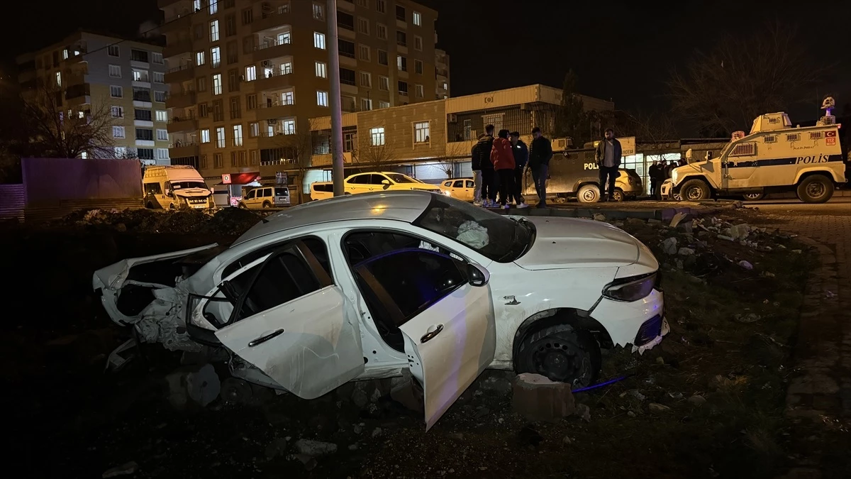 Diyarbakır\'da otomobilin kaldırıma çarptığı kazada 6 kişi yaralandı