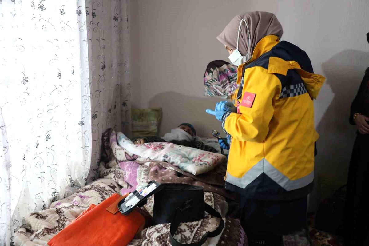 Kar ve tipi nedeniyle ulaşım kapanan mahallede yaşlı hasta hastaneye ulaştırıldı