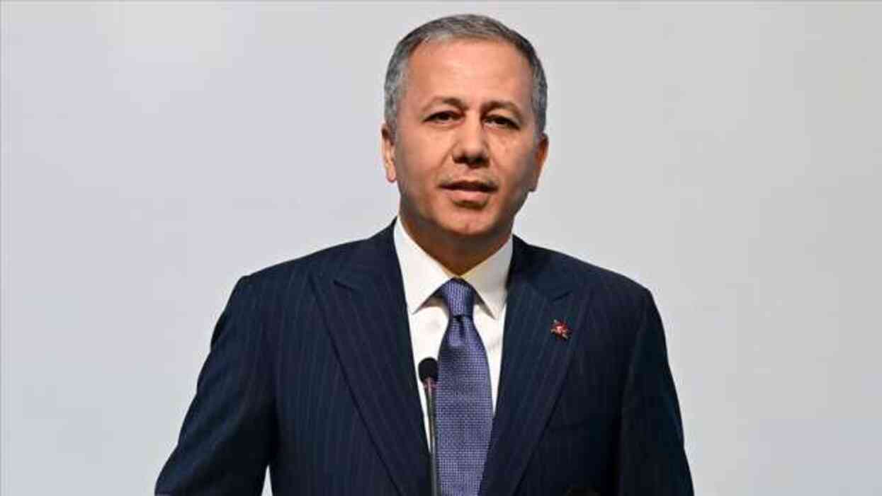 İçişleri Bakanı Yerlikaya duyurdu: Sibergöz-20 operasyonlarında 64 kişi gözaltına alındı İçişleri Bakanı Yerlikaya duyurdu: Sibergöz-20 operasyonlarında 64 kişi gözaltına alındı