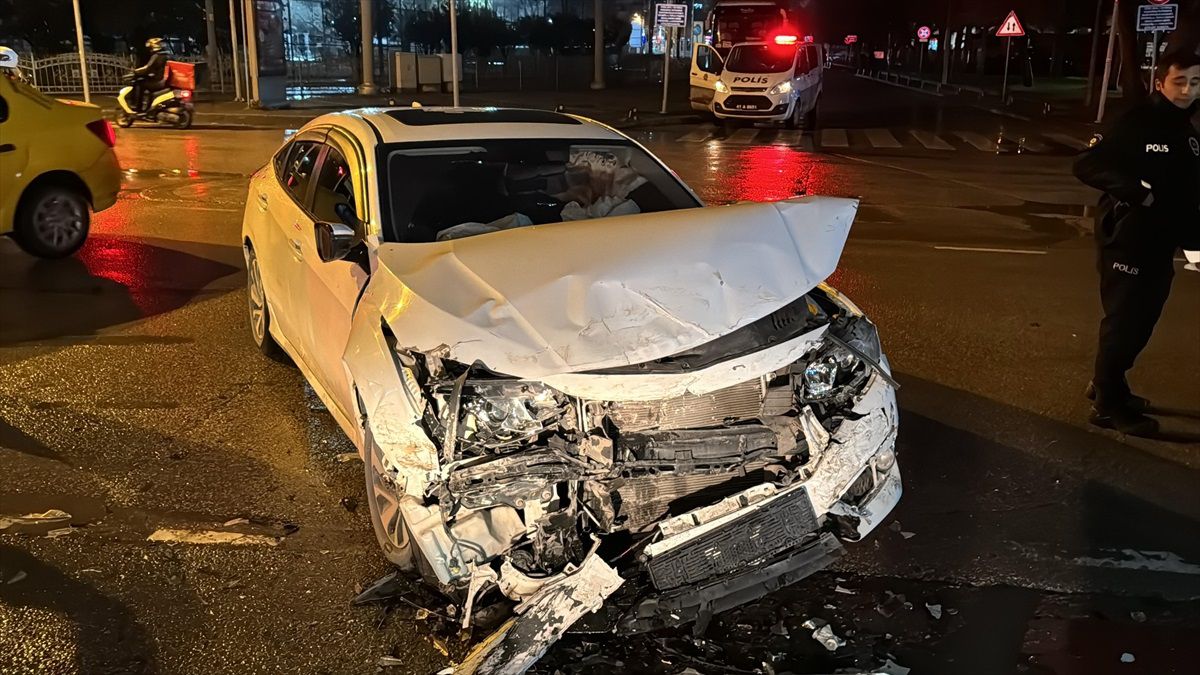İzmit\'te servis minibüsüyle otomobil çarpıştı: 4 yaralı