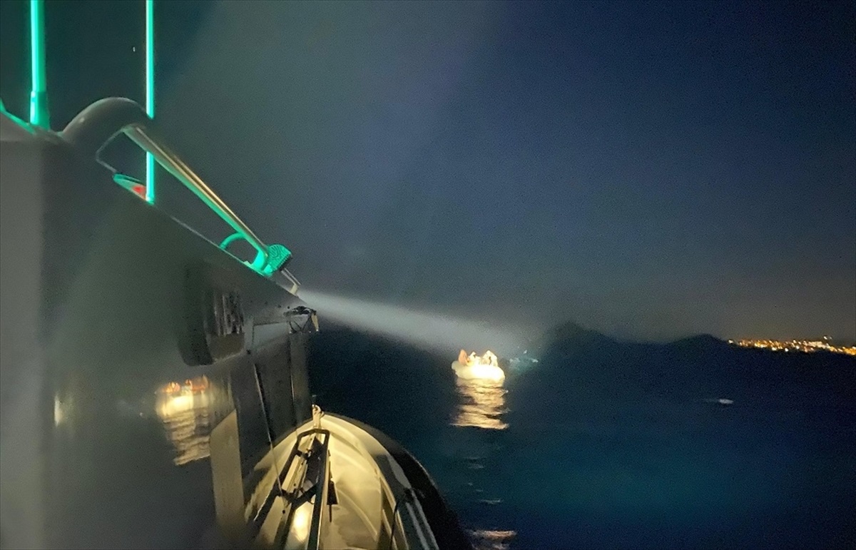 Muğla\'nın Bodrum ilçesi açıklarında 33 düzensiz göçmen kurtarıldı