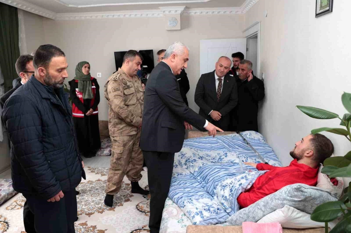 Muş Valisi, yaralanan askerleri evlerinde ziyaret etti