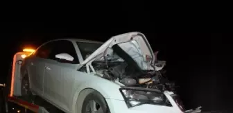 Antalya'da Otomobil ile Kamyonet Kafa Kafaya Çarpıştı: 1 Ölü, 2 Yaralı