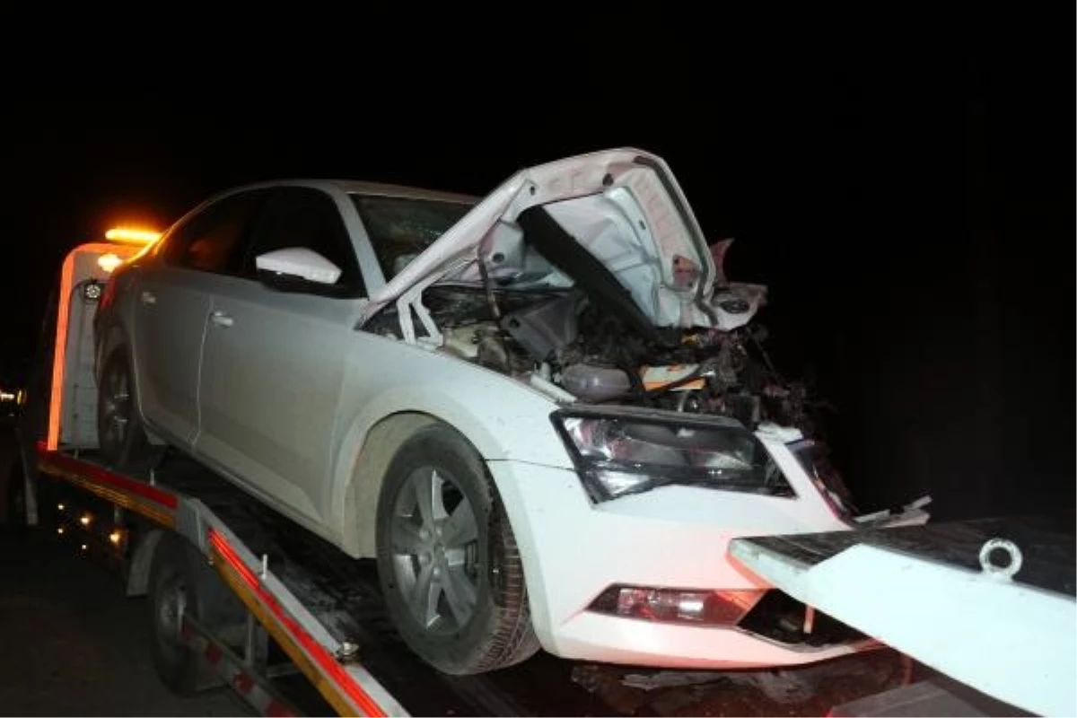 Antalya\'da Otomobil ile Kamyonet Kafa Kafaya Çarpıştı: 1 Ölü, 2 Yaralı