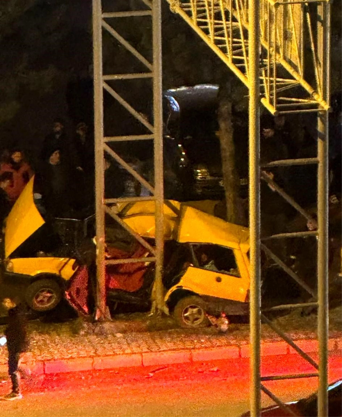Kastamonu\'da Tofaş Otomobil Yön Tabelası Direğine Çarptı: 4 Yaralı