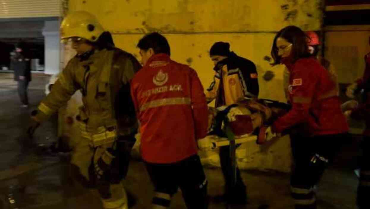 Yağış nedeniyle kontrolden çıkan otomobil üst geçide çarptı! 1 kişi öldü, 1 kişi ağır yaralandı Yağış nedeniyle kontrolden çıkan otomobil üst geçide çarptı! 1 kişi öldü, 1 kişi ağır yaralandı
