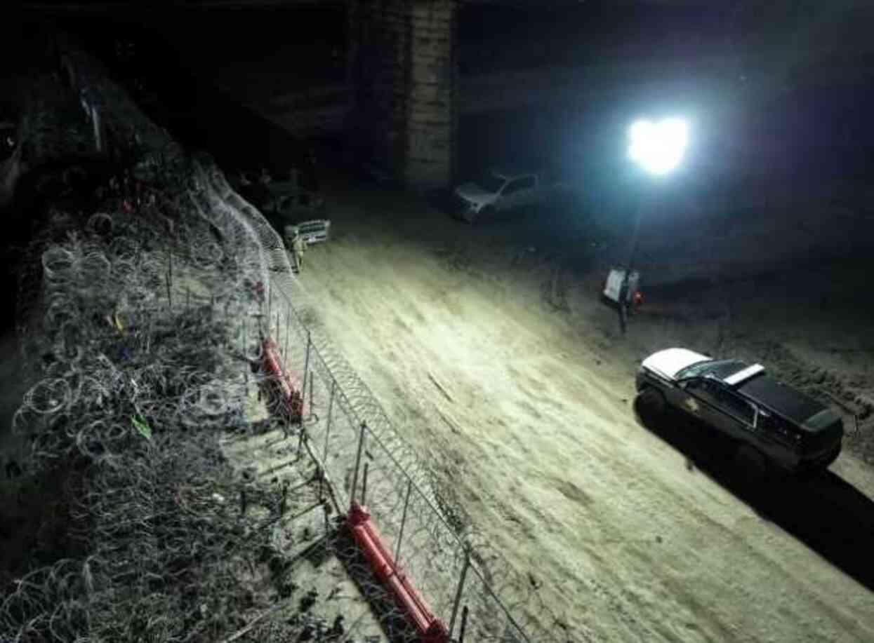 ABD-Texas Yetki Krizi: Düzensiz Göçmenler Sınırı Gece Geçmeye Çalışıyor