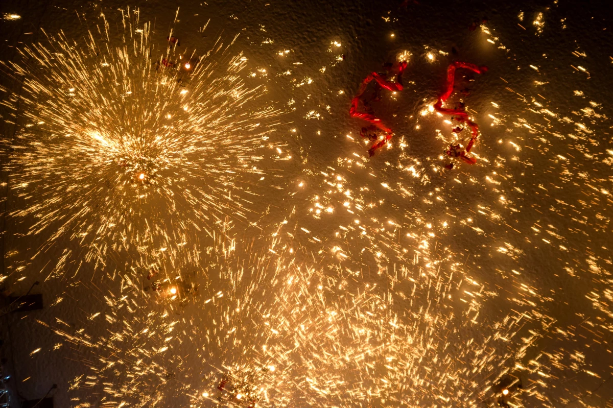 Çin\'de Bahar Bayramı için büyük bir ateş ejderhası dansı gösterisi sahnelendi