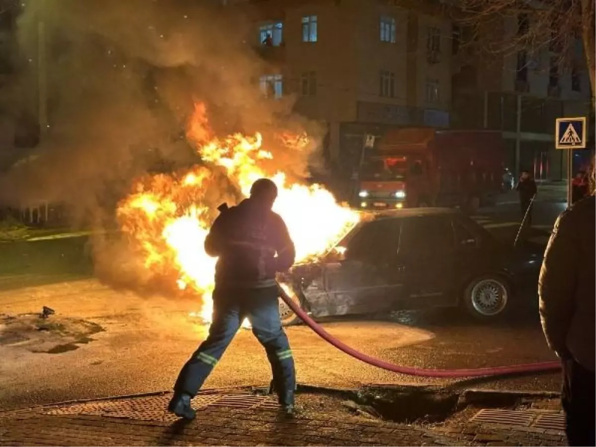 Gebze'de Motoru Alev Alan Otomobildeki 2 Kişi Son Anda Kurtuldu