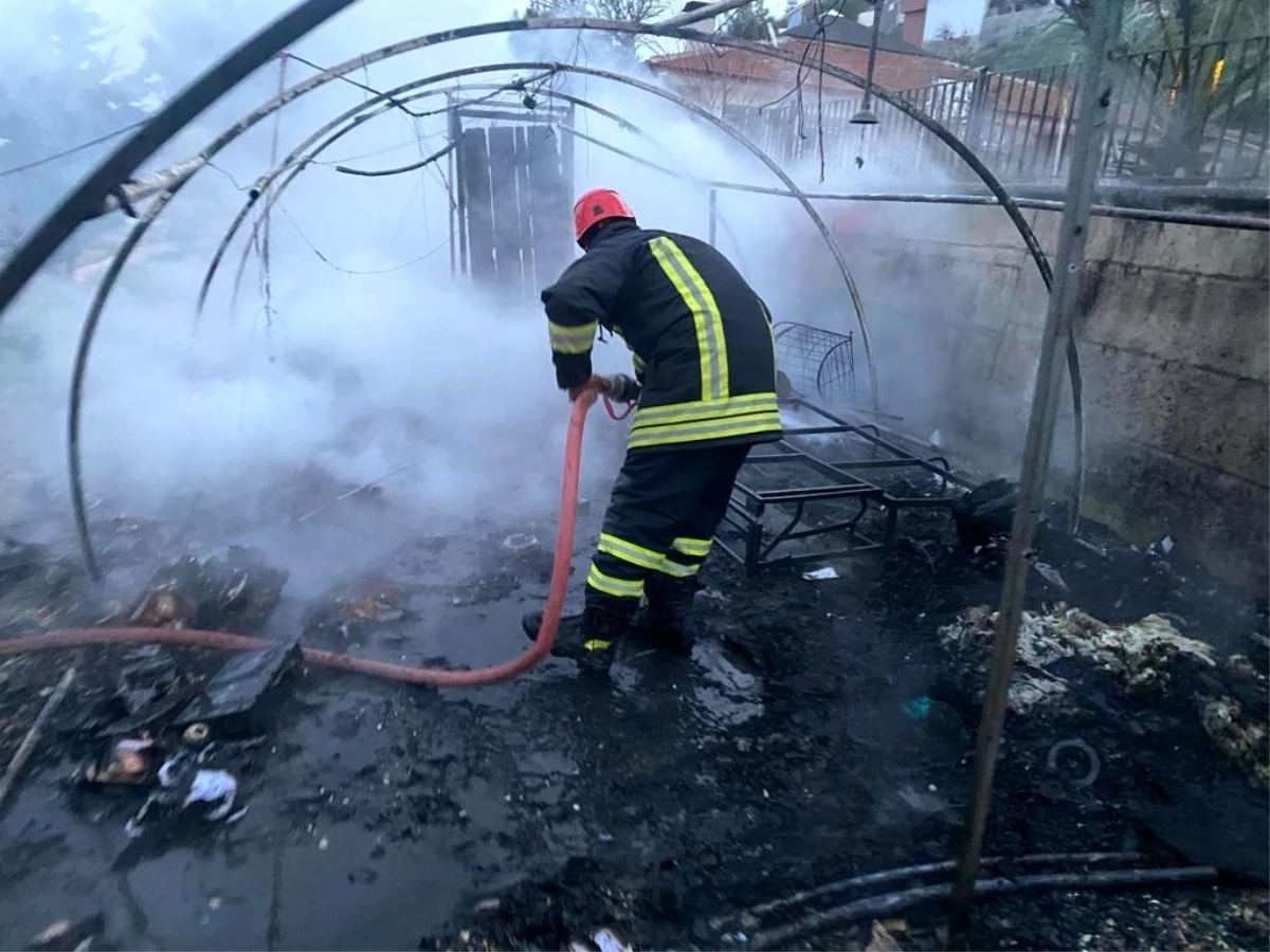 Antakya\'da çıkan çadır yangını itfaiye ekipleri tarafından söndürüldü