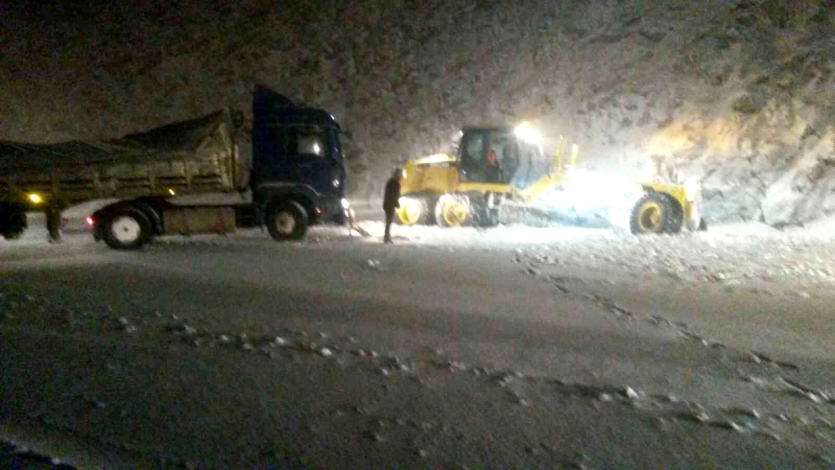 Antalya-Konya kara yolunda kar yağışı nedeniyle çekici türü araçların geçişi durduruldu
