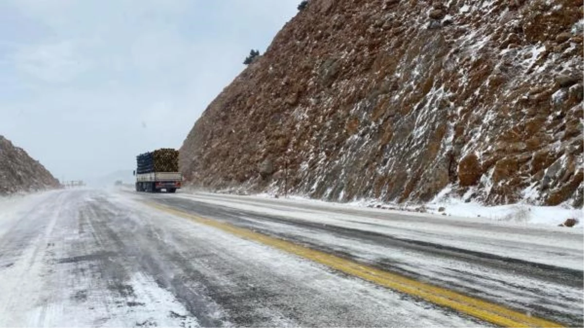 Antalya\'da Kar Yağışı: Ulaşımda Aksamalar Yaşandı