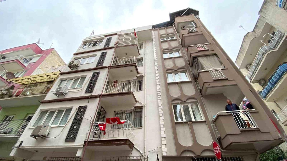 Aydın\'da bir apartmanın çatısında çıkan yangın