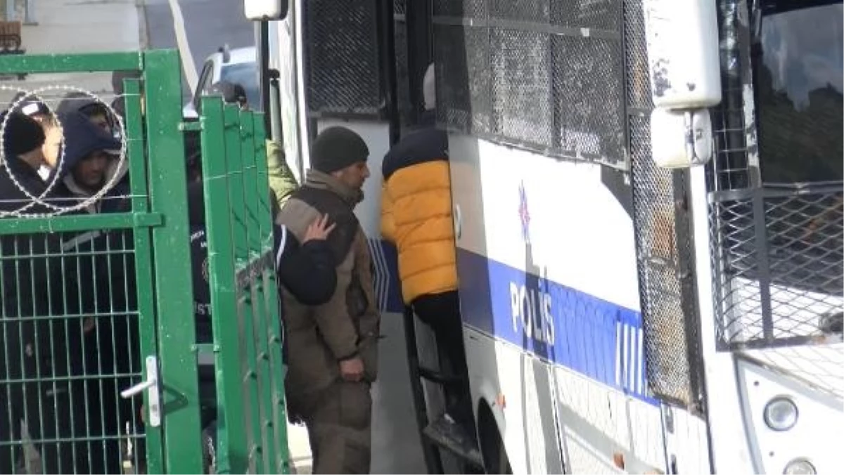Başakşehir\'de kaçak göçmenleri taşıyan otobüs kaza yaptı