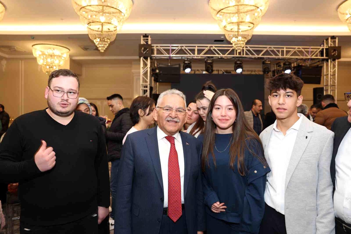Kayseri Büyükşehir Belediye Başkanı Hunat Pasajı Esnafıyla Buluştu