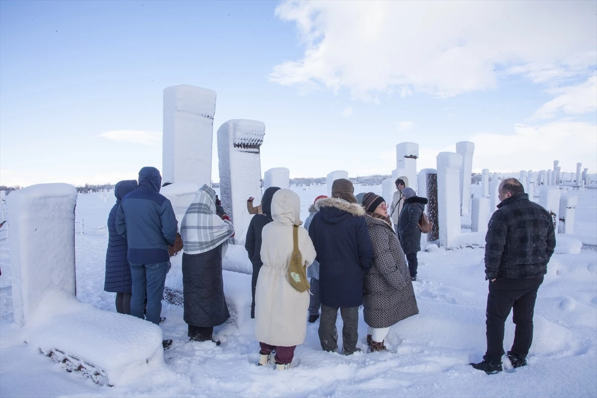 Ahlat Selçuklu Meydan Mezarlığı Kar Yağışıyla Ziyaretçi Akınına Uğruyor