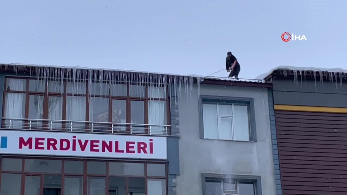 Bitlis\'te yürekleri ağızlara getiren çatı temizliği