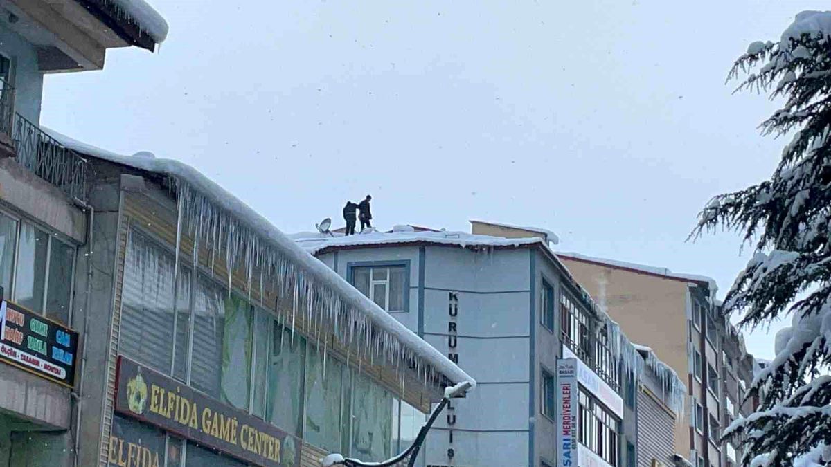 Tatvan\'da çatı temizliği yürekleri ağızlara getirdi