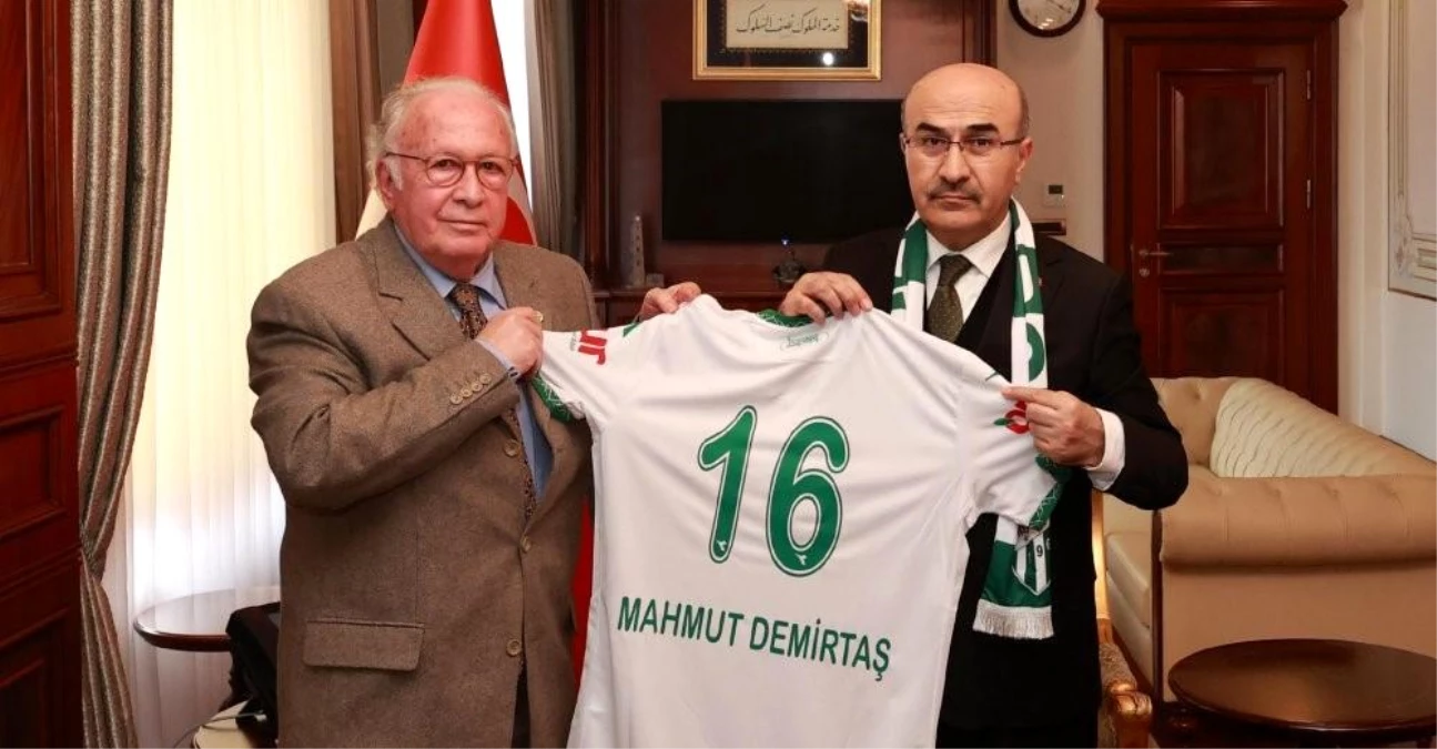 Bursaspor Başkanı ve Yönetim Kurulu Üyeleri Bursa Valisi\'ni Ziyaret Etti