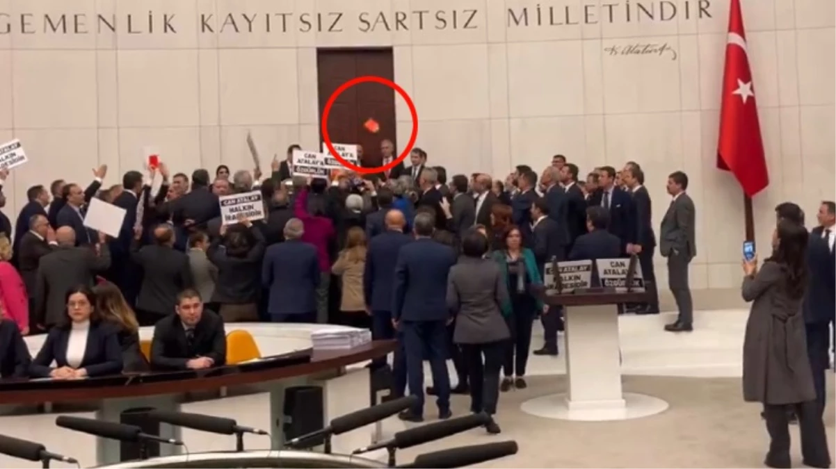 Can Atalay kararına tepki gösteren bazı vekiller Meclis kürsüsüne Anayasa kitapçığı fırlattı