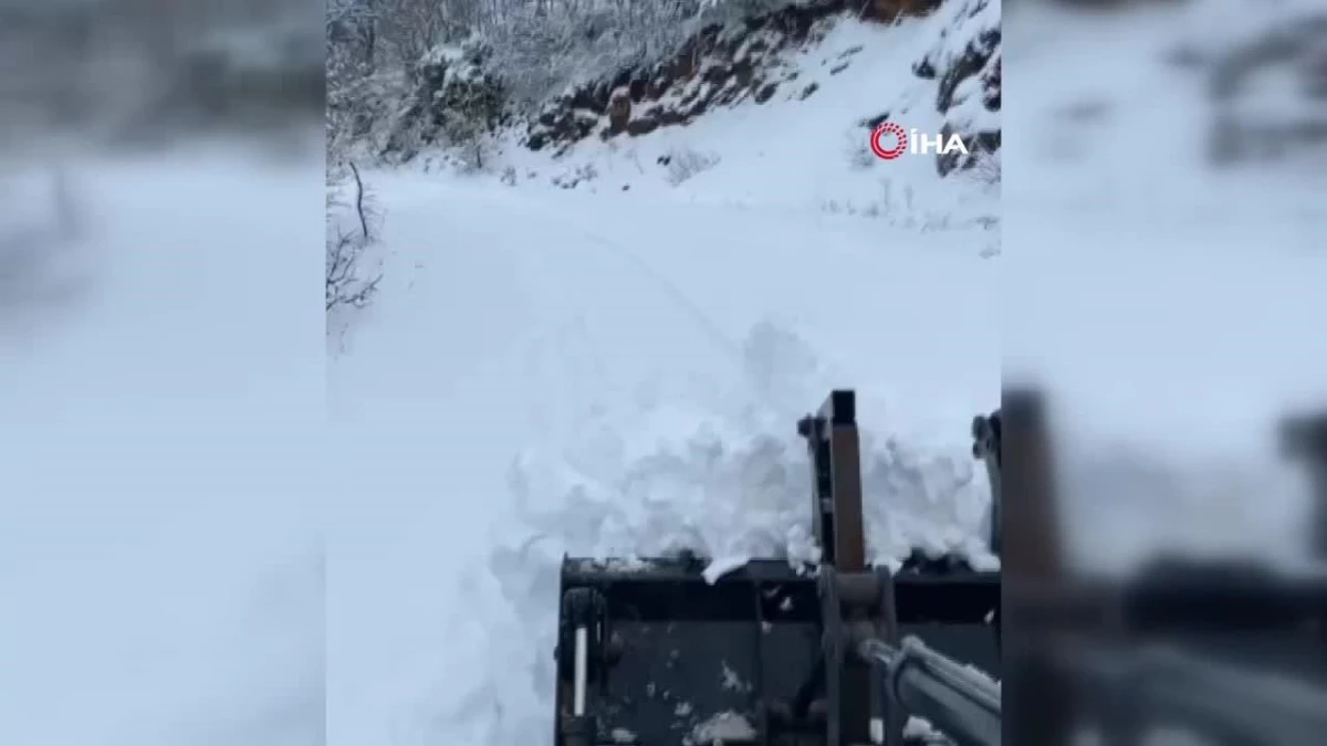 Çanakkale\'de Özel İdare ekipleri karla kaplı yolları açıyor