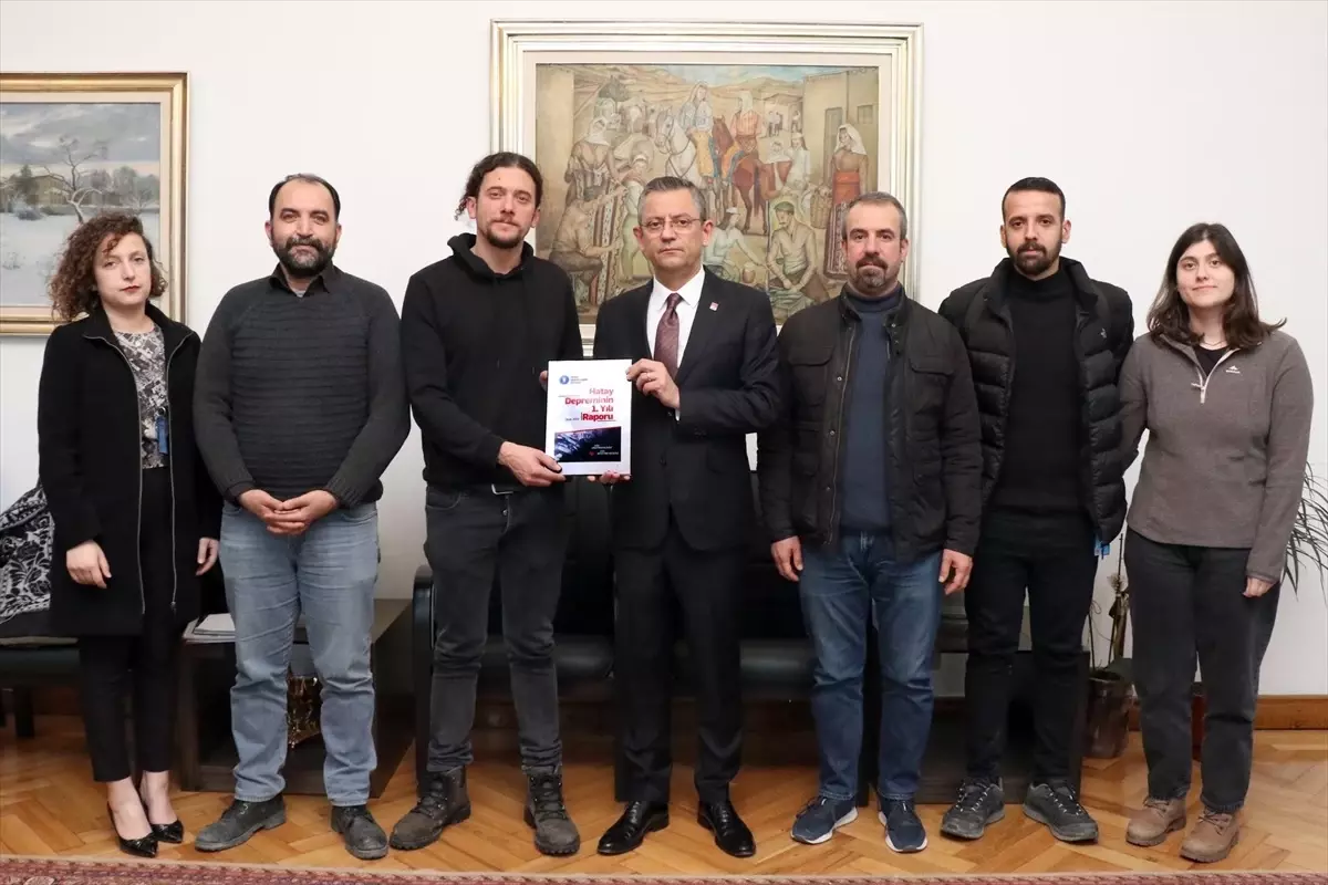 CHP Genel Başkanı Özgür Özel, Hatay Depremzede Derneği yöneticileriyle görüştü