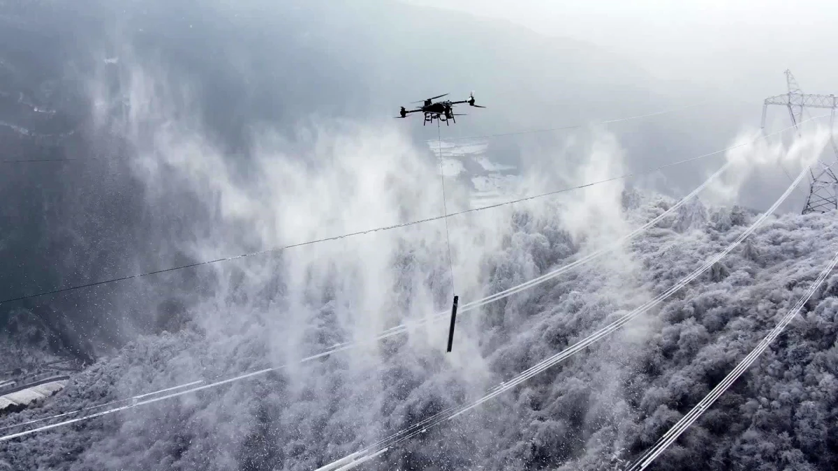 Çin\'de DJI tarafından geliştirilen bir drone, buzları kırmak için kullanıldı