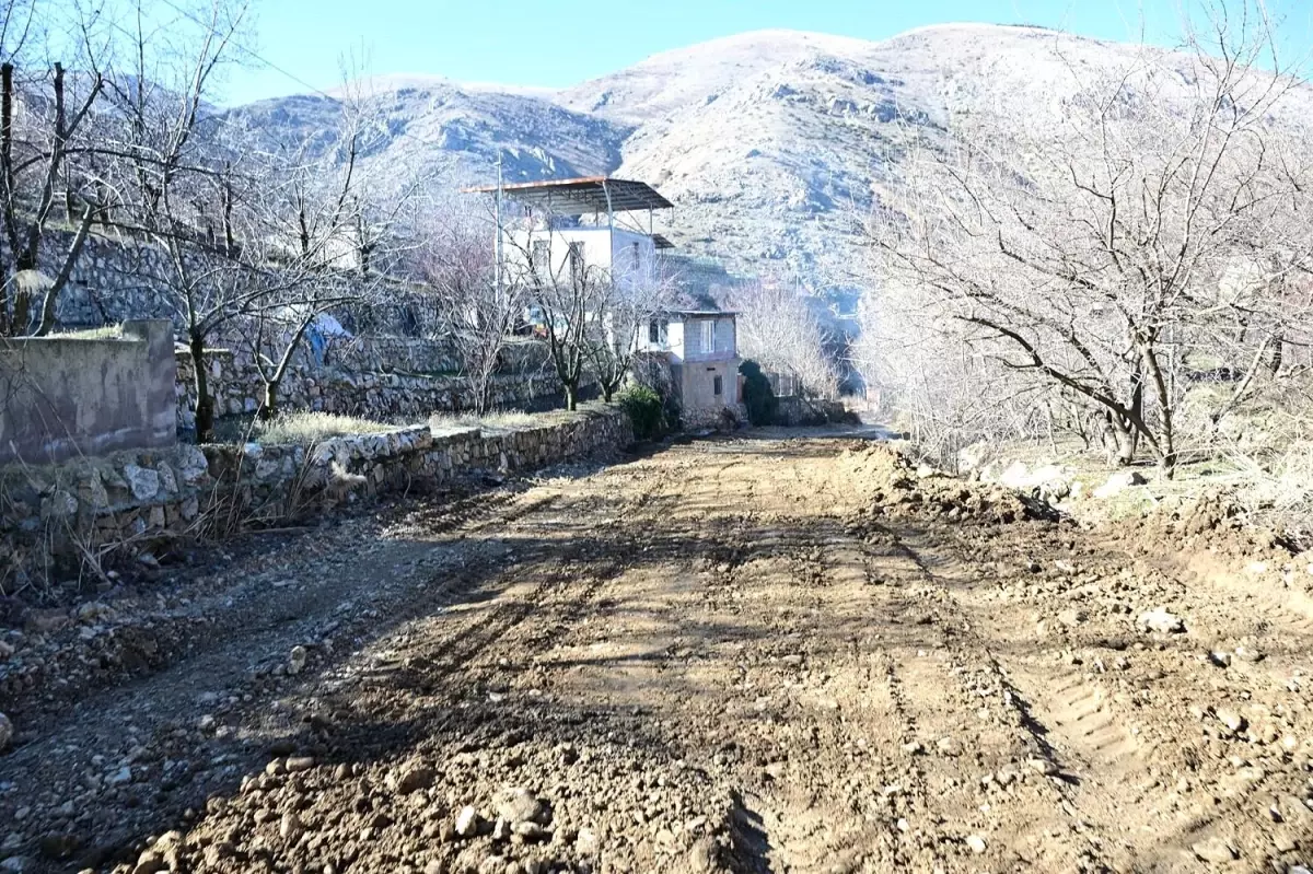 Yeşilyurt Belediye Başkanı Mehmet Çınar, Gündüzbey Mahallesindeki Yol Çalışmalarını İnceledi