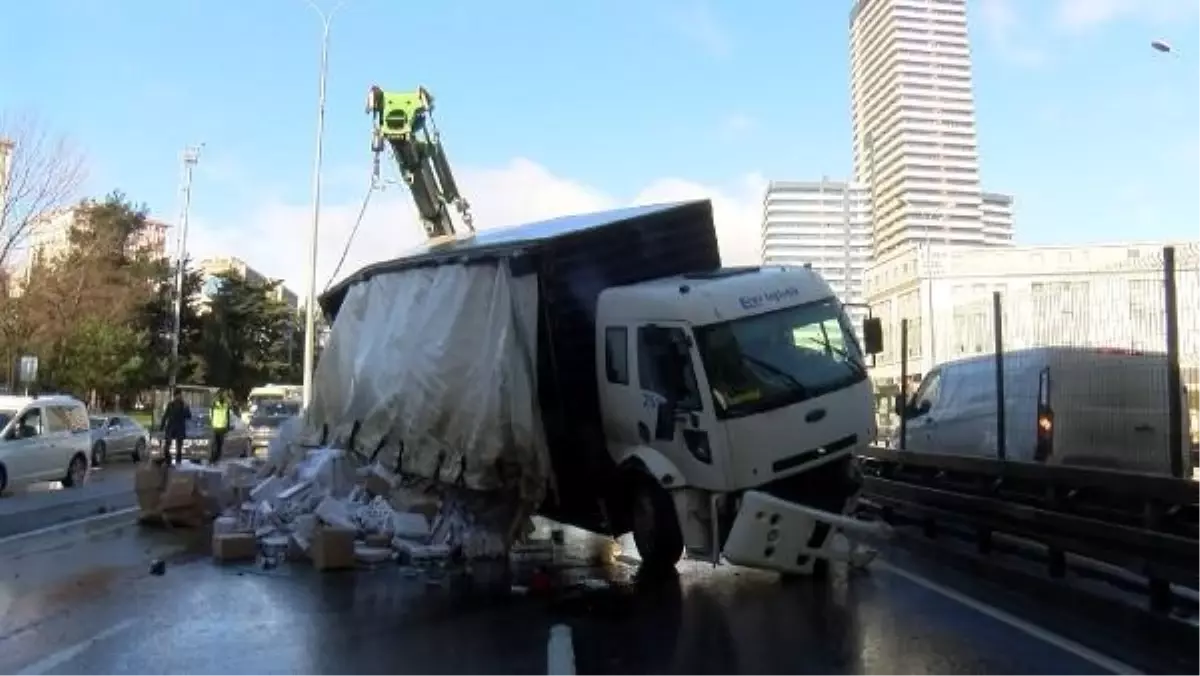 D-100 Karayolu\'nda kargo kamyonu devrildi, trafik yoğunluğu oluştu