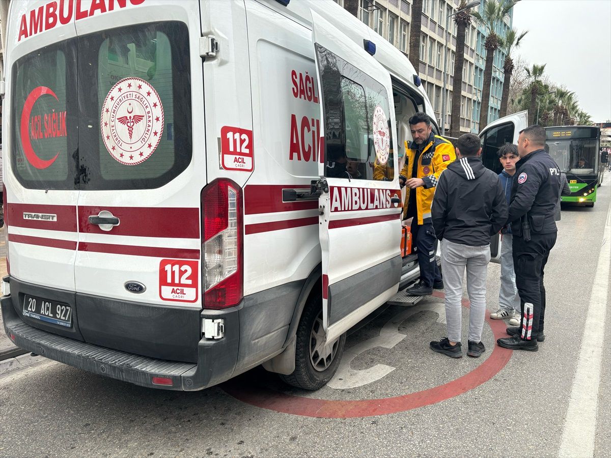 Denizli\'de kafede çıkan kavgada bıçakla yaralanan kişi hastanede tedavi altına alındı