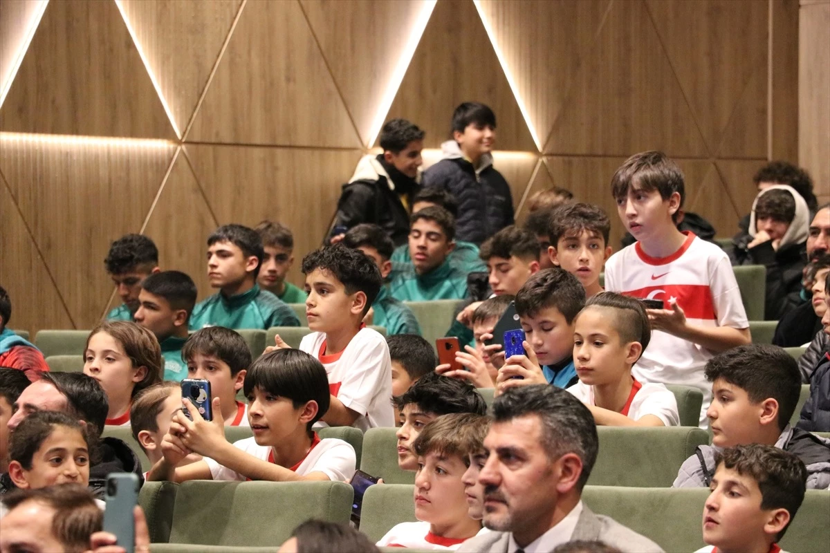 Gaziantep\'te düzenlenen futbol turnuvası depremin etkilerini hafifletti