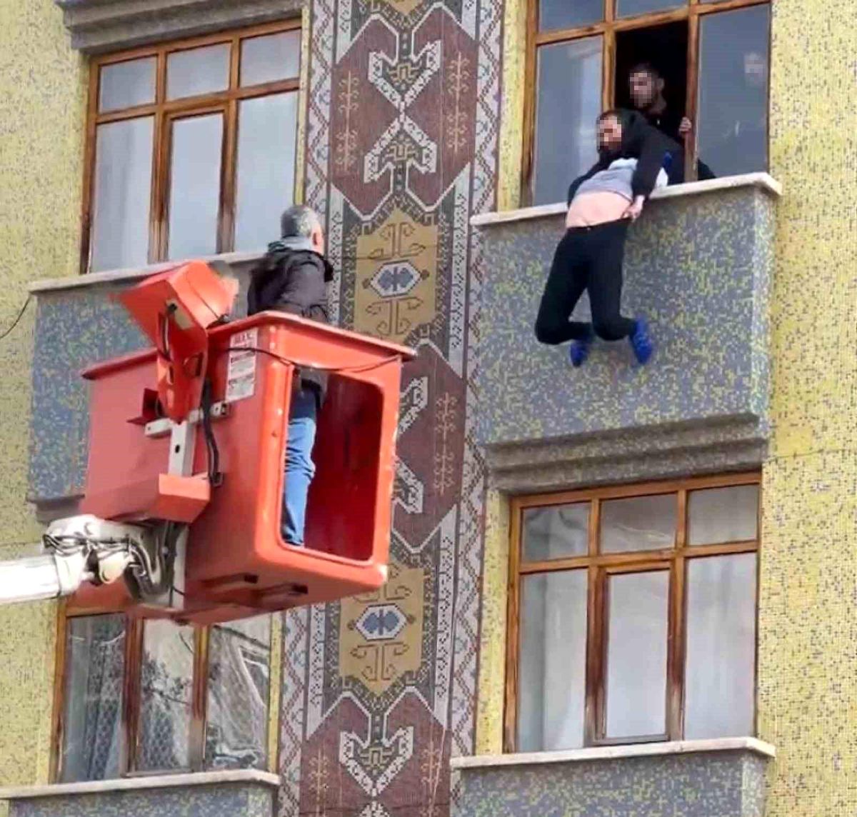 Diyarbakır\'da Pencereden Kendini Bırakan Kadın Kurtarıldı
