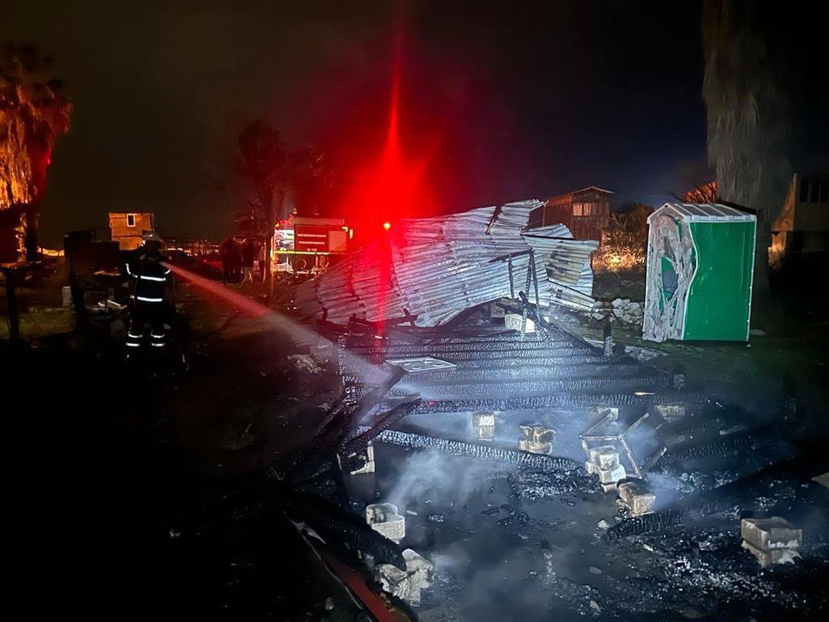 Hatay\'ın Dörtyol ilçesinde yangında baraka kullanılamaz hale geldi