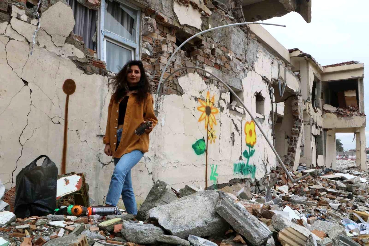 Depremin vurduğu Hatay\'da hasarlı binalar sanatla renklendi