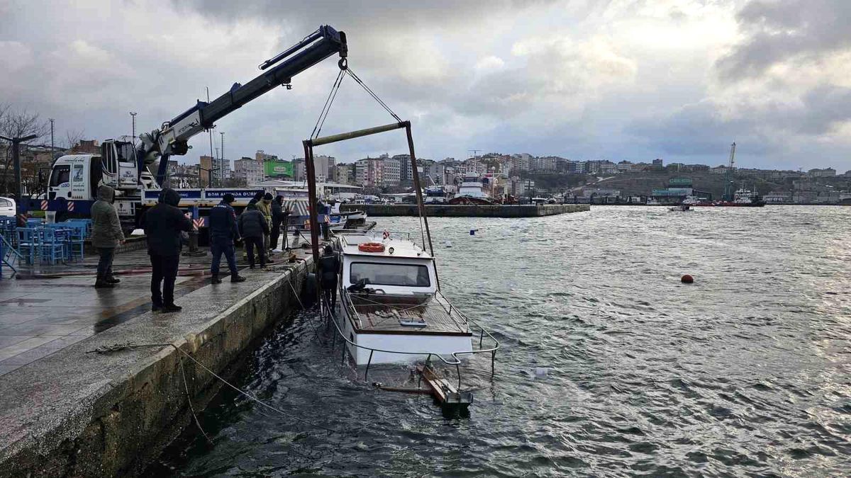 Bandırma\'da fırtınada batan tekne vinç yardımıyla denizden çıkarıldı