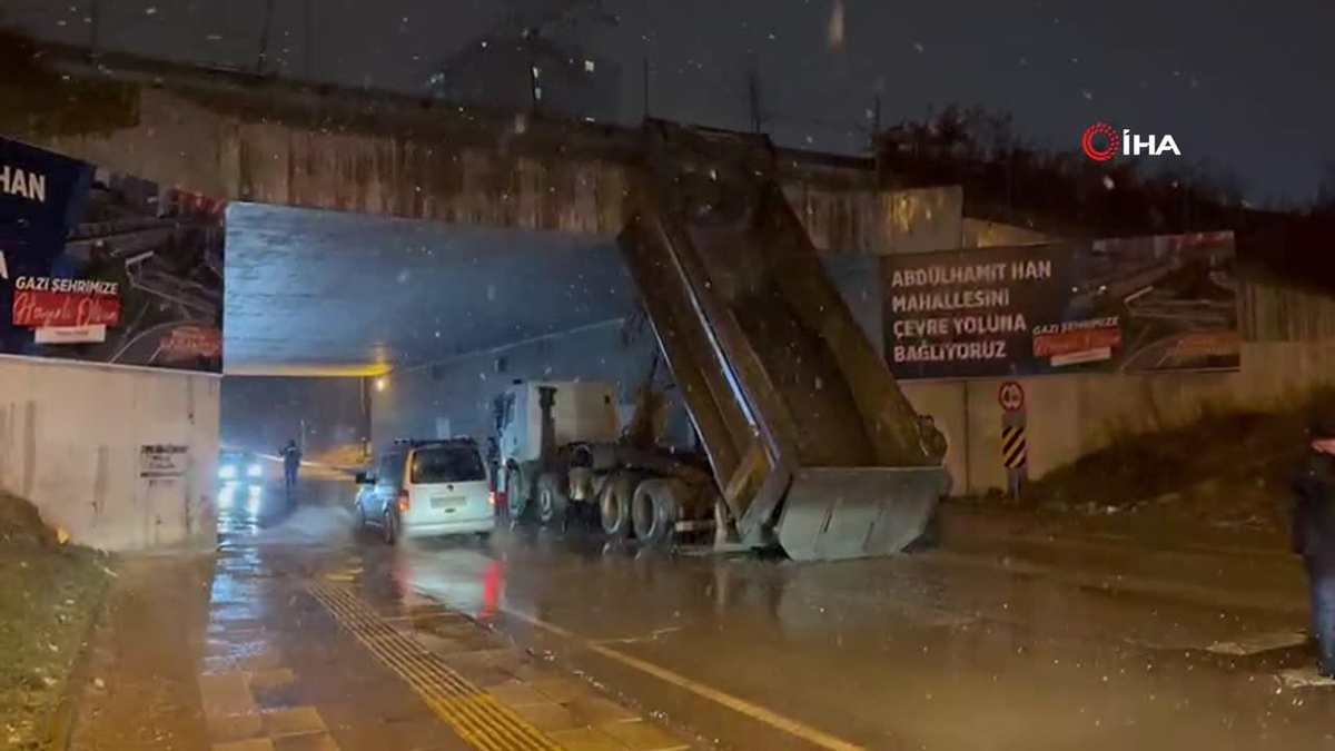 Gaziantep\'te dorsesi açılan tır üst geçide sıkıştı
