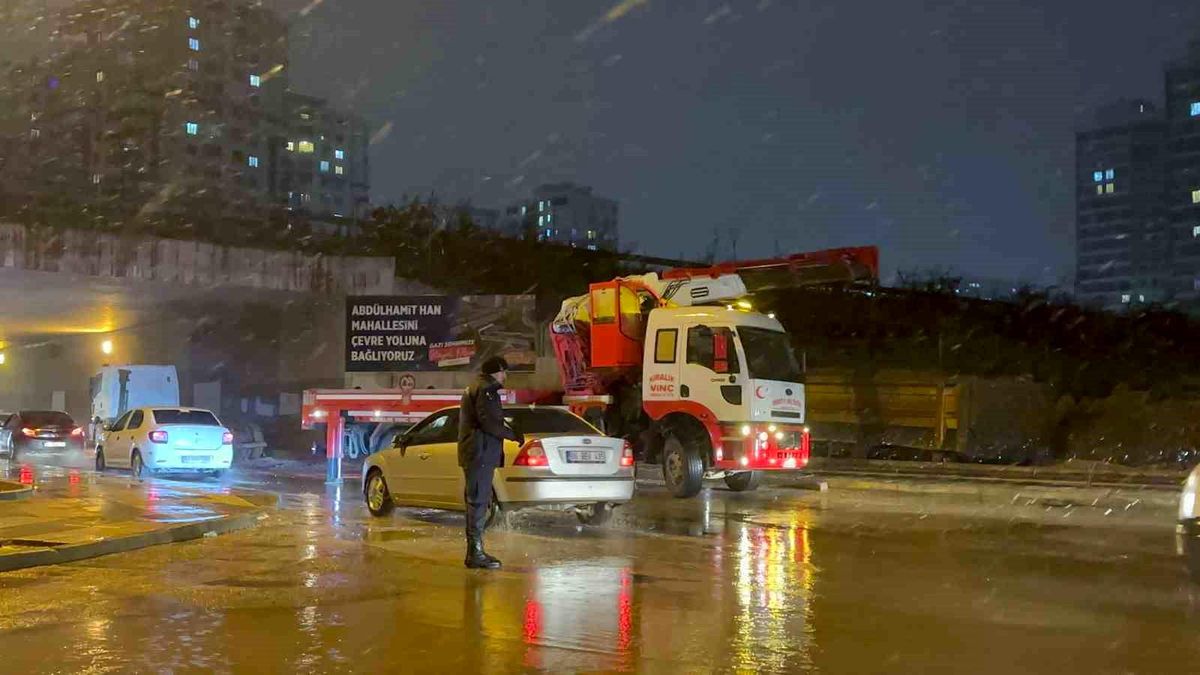 Gaziantep\'te Tırın Dorsesi Köprüye Çarptı