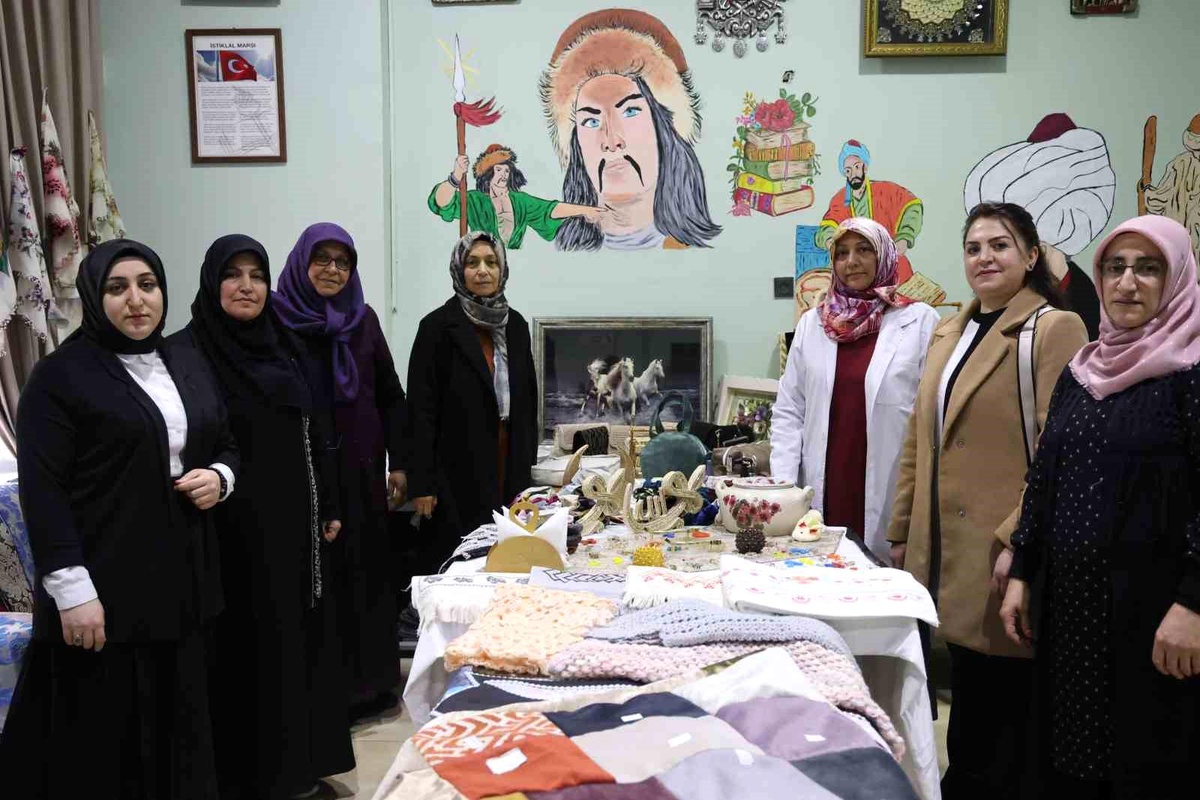 Elazığ\'da Gönüllü Kadınlar Geri Dönüşümle İhtiyaç Sahiplerine Destek Oluyor