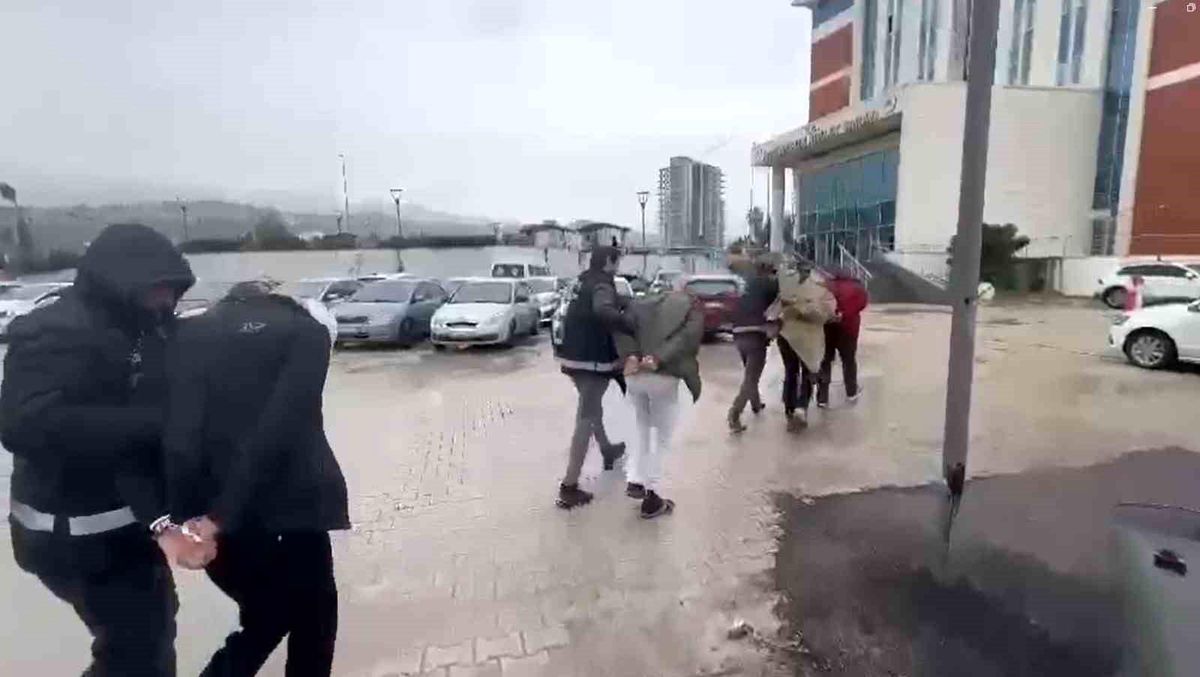 Hatay Emniyet Müdürlüğü, İskenderun\'da hırsızlık olaylarına karışan 4 şüpheliyi yakaladı