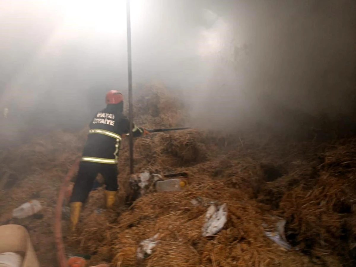 Erzin\'de Samanlıkta Çıkan Yangın İtfaiye Tarafından Söndürüldü