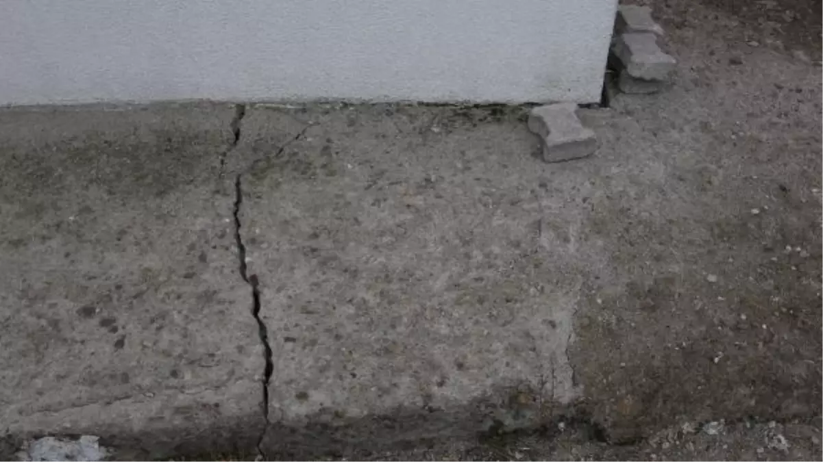 Edirne'de inşaatta yaşanan toprak kayması nedeniyle sitenin duvarları zarar gördü