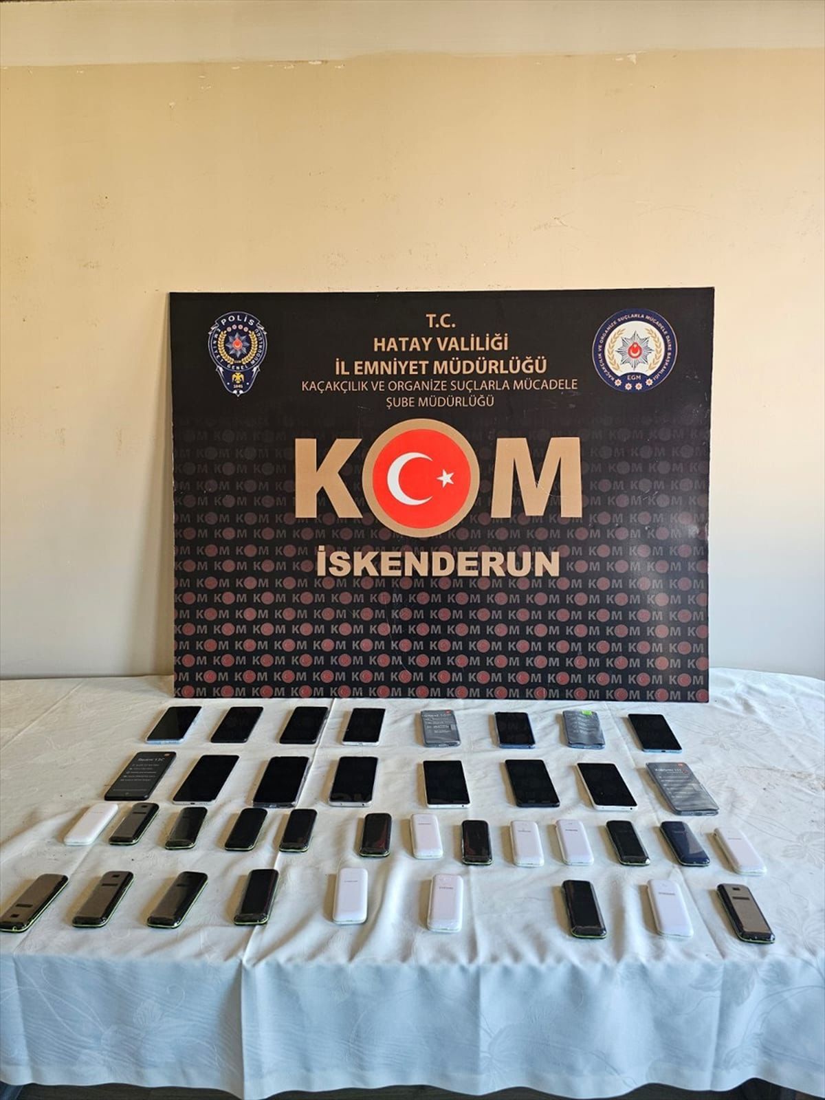 İskenderun\'da Gümrük Kaçağı 38 Cep Telefonu Ele Geçirildi