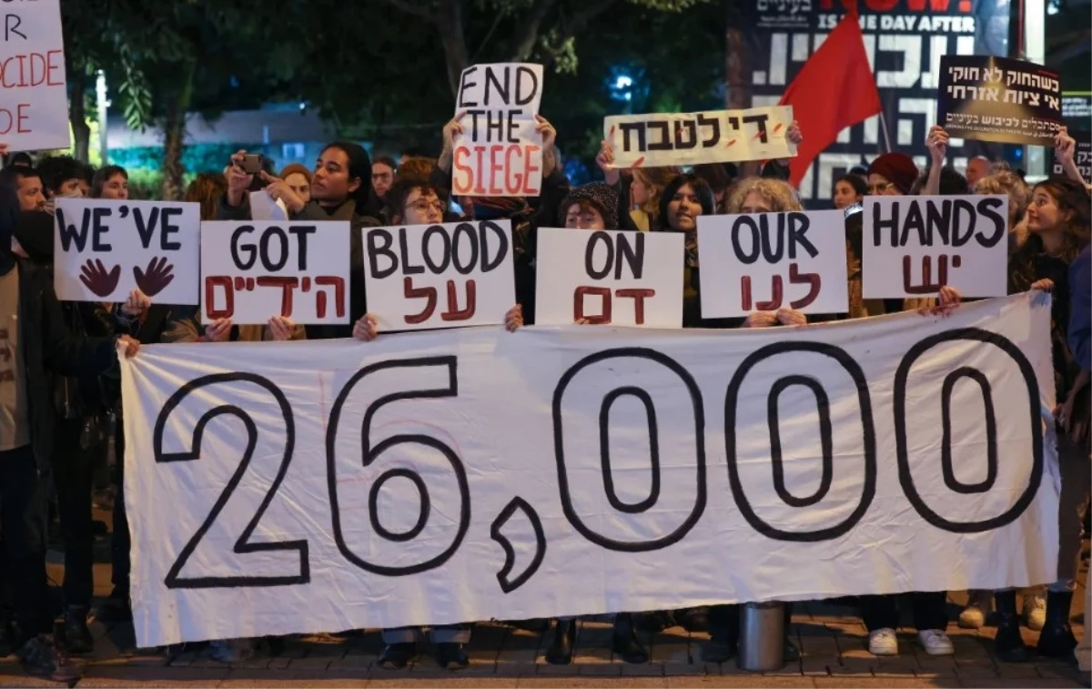 İsrail\'de binlerce kişi sokağa indi: Katil Netanyahu