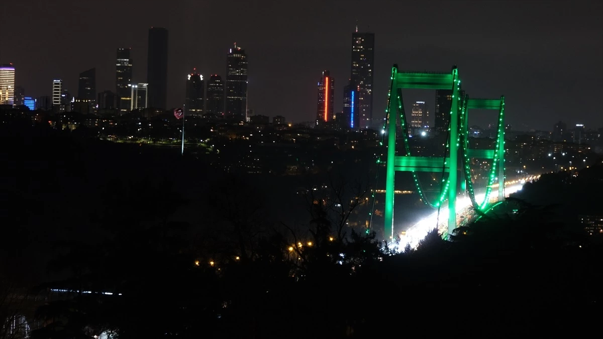 Fatih Sultan Mehmet ve Yavuz Sultan Selim Köprüleri Rahim Ağzı Kanseri İçin Yeşil Işıkla Aydınlatıldı