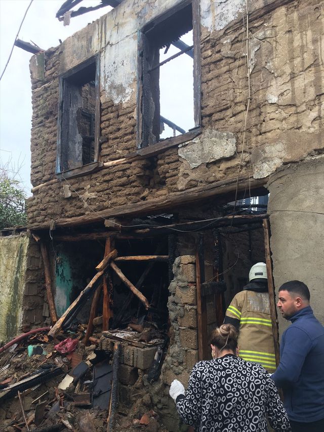 Müstakil evde çıkan yangında 18 yaşındaki genç hayatını kaybetti Müstakil evde çıkan yangında 18 yaşındaki genç hayatını kaybetti