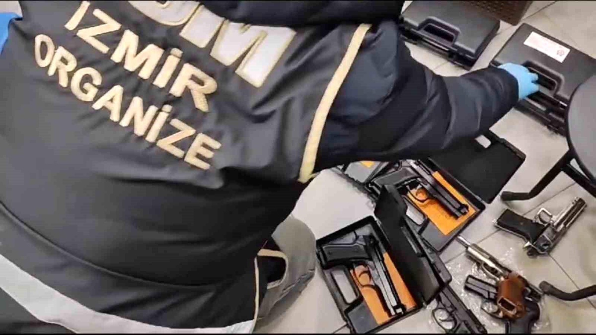 İzmir Tire\'de silah ticareti yapan şebekeye operasyon: 5 gözaltı
